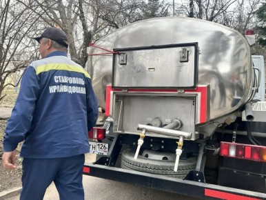 Евгений Моисеев: Волонтеры в помощь!. В Кисловодске волонтеры подключились к помощи пожилым жителям на фоне перебоев с водоснабжением