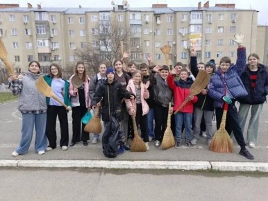 Дмитрий Ворошилов: Сегодня уже каникулы, а вчера наши школьники провели субботник по уборке прилегающих территорий