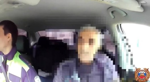 Сотрудник ГАИ помог мужчине с приступом добраться до больницы в Будённовске