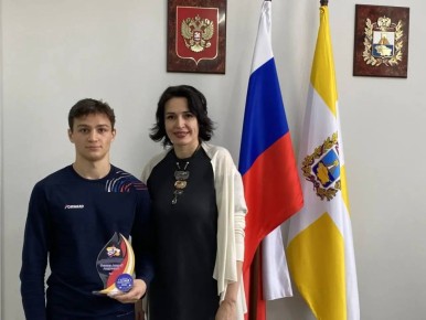 Министр физической культуры и спорта Ставропольского края Вероника Тайдакова вручила награду лучшего спортсмена региона 2025 года мастеру спорта России по боксу Андрею Осипяну