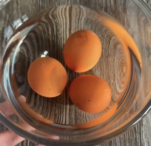 Почему охлаждать вареные яйца в холодной воде не стоит