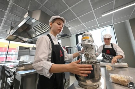 Повара, пекари и кондитеры, дворники, врачи и продавцыконсультанты в Ставропольском крае получили заметный зарплатный рывок: за год медианная предлагаемая зарплата в этих дефицитных профессиях выросла от 15 до 55%, пишет...