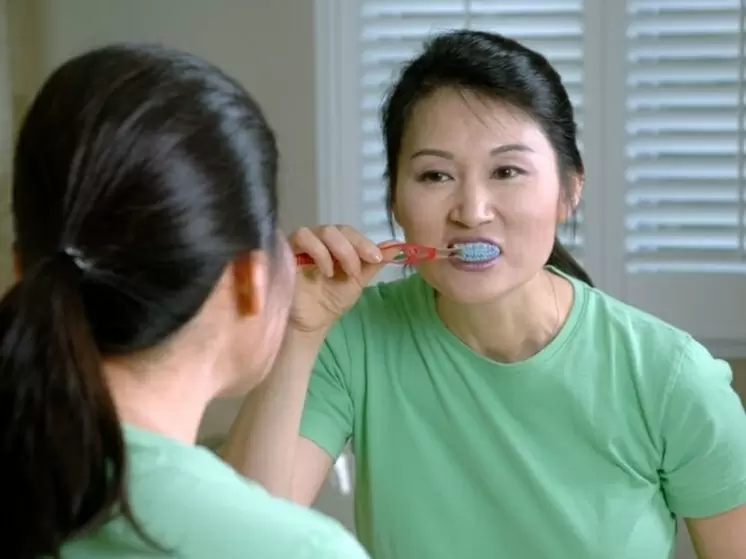 Как правильно выбрать зубную щетку: советы стоматолога для идеальной улыбки