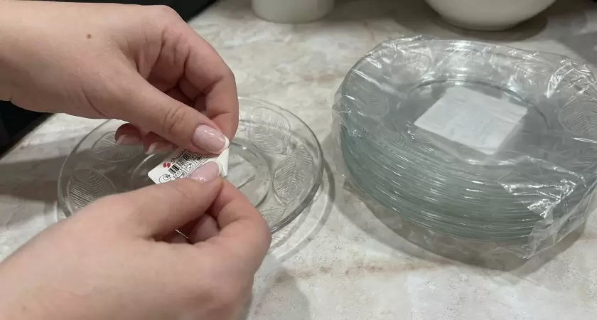 Как легко избавиться от наклеек и клеевых следов на посуде: 7 проверенных методов