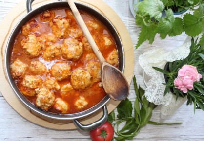 Тефтели с рисом: простой и вкусный обед для всей семьи