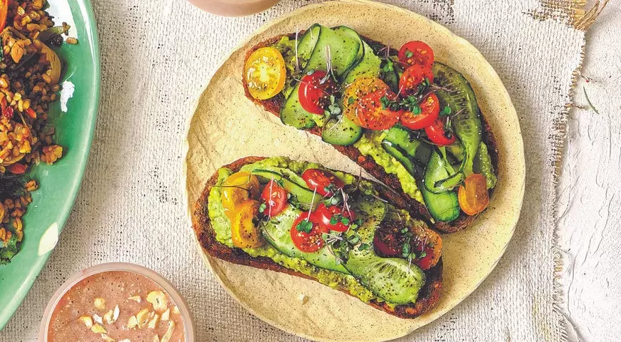 Легкие и здоровые тосты: паштет из авокадо с овощами