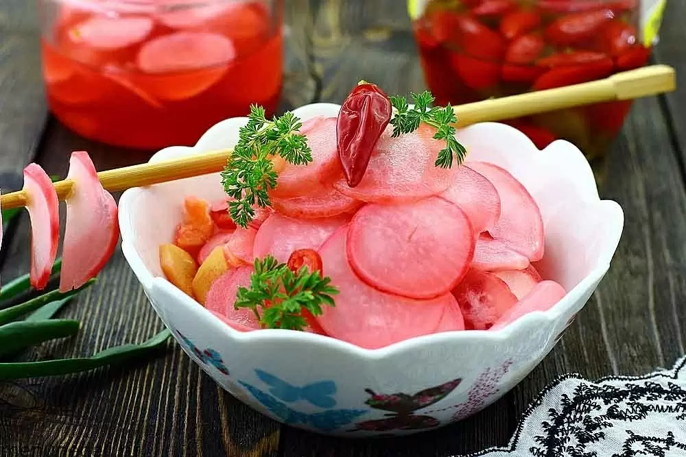 Хрустящий маринованный редис: ваш новый кулинарный фаворит на столе
