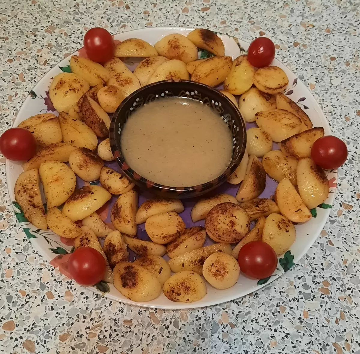 Неповторимый картофель по-деревенски с пряным соусом