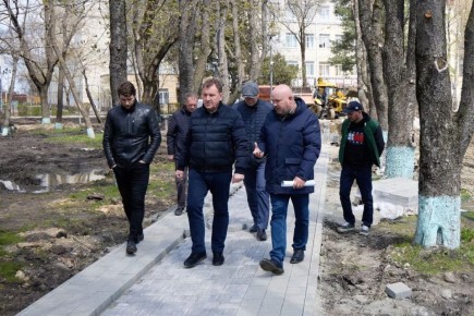 Иван Ульянченко: Продолжаем работы по благоустройству нового сквера по проспекту Карла Маркса в районе лицея №8. Здесь уже появились новые пешеходные дорожки, специалисты продолжают укладывать плитку, создавая уютные...