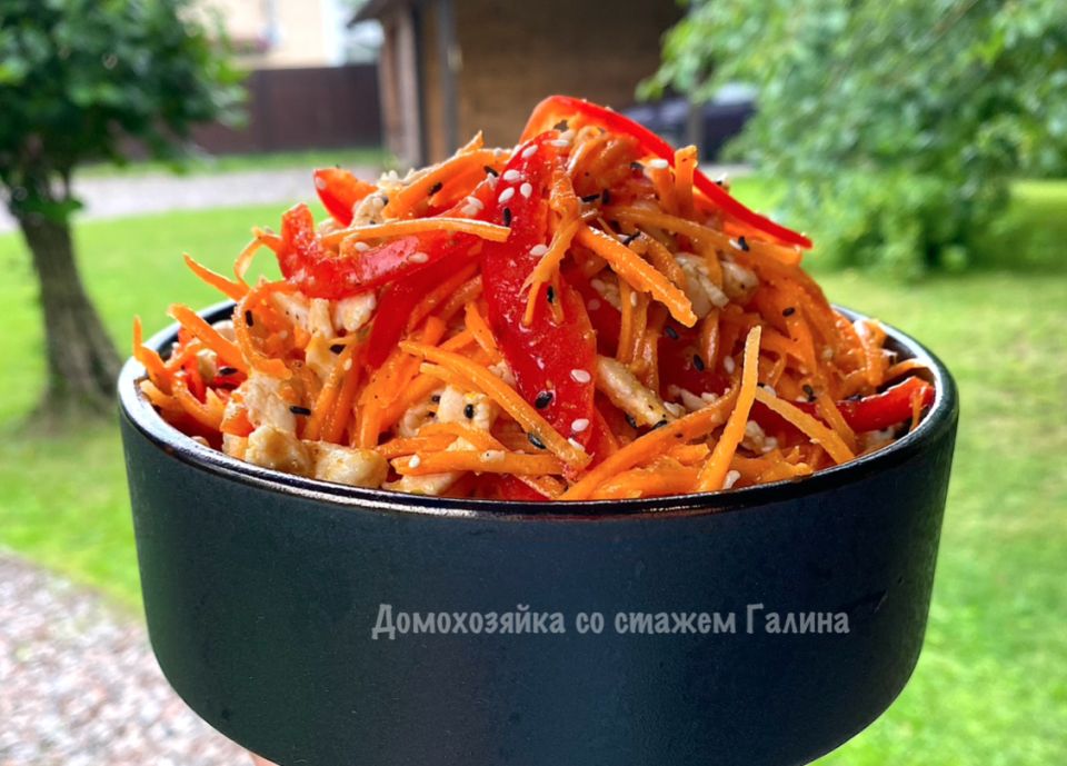 Морковный салат с курицей: как сделать праздник на столе каждый день