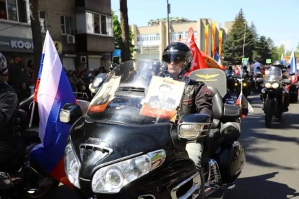 Представители мотоклуба "Ночные волки" - участники международного мотомарша "Дороги Победы