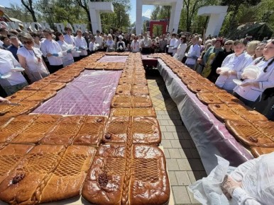 В Минводах испекли 400-килограммовый «Пирог Победы»