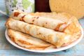 Блины на кефире: сытный завтрак с сыром и колбасой