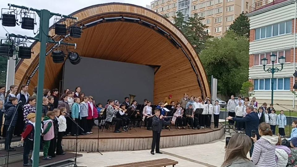 КОНЦЕРТЫ ВСЕ ЛЕТО!. На площади у детской музыкальной школы имени Сергея Рахманинова состоялось открытие «Курортных выходных» на сцене новой уютной музыкальной ракушки КОНЦЕРТЫ ВСЕ ЛЕТО!. На площади у детской музыкальной школы имени Сергея Рахманинова состоялось открытие «Курортных выходных» на сцене новой уютной музыкальной ракушки