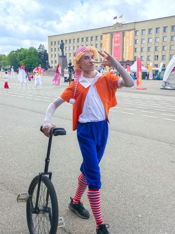 Атмосфера «Школьной весны» на площади Ленина в Ставрополе Атмосфера «Школьной весны» на площади Ленина в Ставрополе