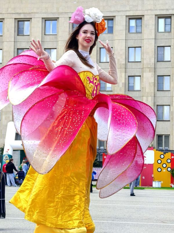 Атмосфера «Школьной весны» на площади Ленина в Ставрополе Атмосфера «Школьной весны» на площади Ленина в Ставрополе