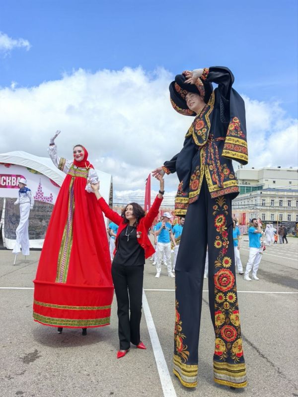 Атмосфера «Школьной весны» на площади Ленина в Ставрополе Атмосфера «Школьной весны» на площади Ленина в Ставрополе