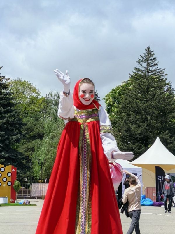 Атмосфера «Школьной весны» на площади Ленина в Ставрополе Атмосфера «Школьной весны» на площади Ленина в Ставрополе