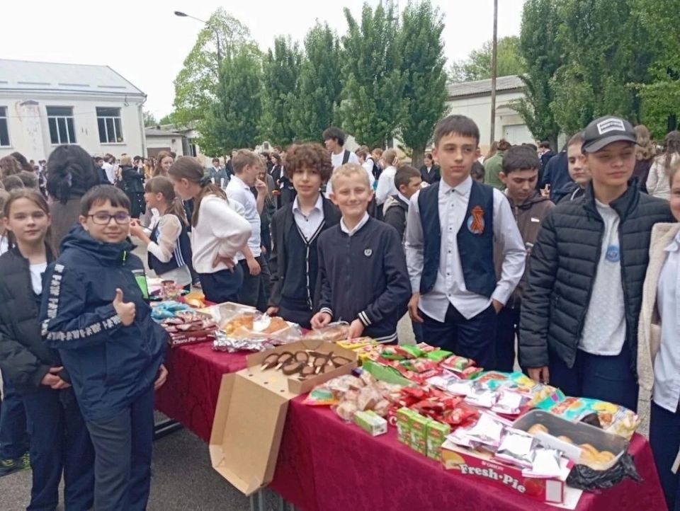 В школе №3 города Ессентуки прошла благотворительная ярмарка в поддержку участников СВО В школе №3 города Ессентуки прошла благотворительная ярмарка в поддержку участников СВО
