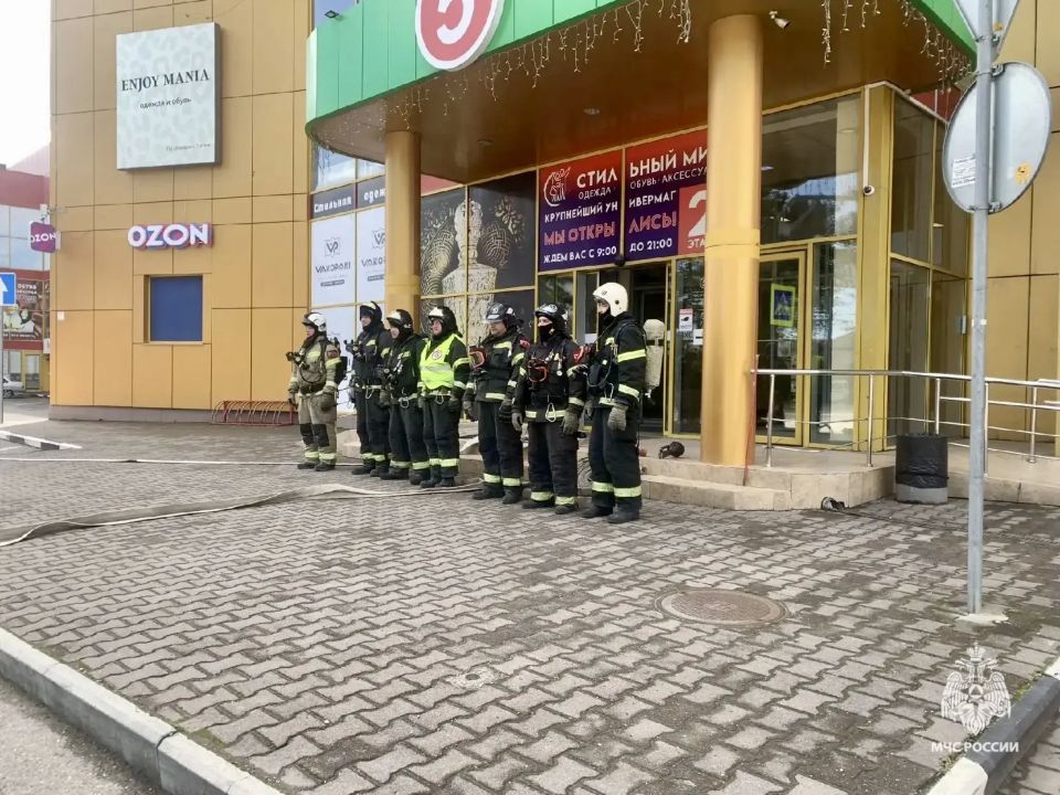 Огнеборцы МЧС Ставрополья оттачивают навыки тушения в торговом центре Огнеборцы МЧС Ставрополья оттачивают навыки тушения в торговом центре