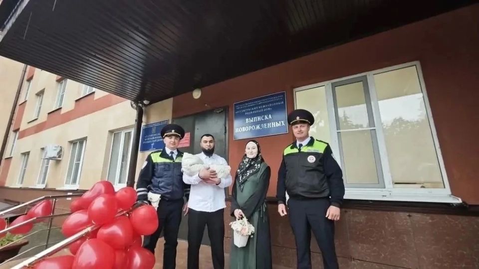 В Пятигорске сотрудники ДПС помогли беременной женщине экстренно добраться до роддома В Пятигорске сотрудники ДПС помогли беременной женщине экстренно добраться до роддома