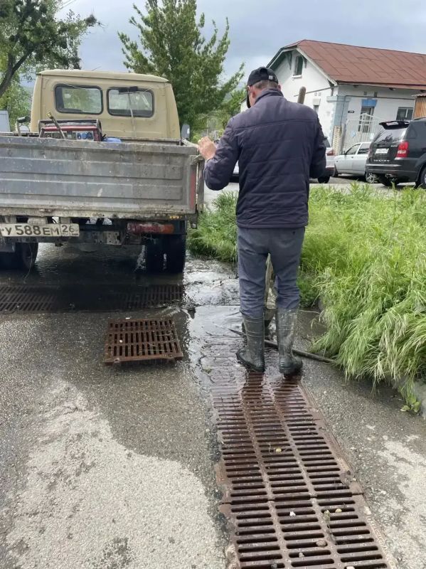 200 рабочих и 88 спецмашин ликвидируют последствия непогоды в Ставрополе 200 рабочих и 88 спецмашин ликвидируют последствия непогоды в Ставрополе