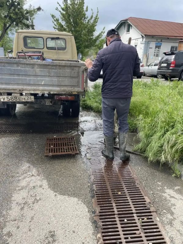 Около 200 коммунальщиков устраняют последствия ливня и сильного ветра в Ставрополе Около 200 коммунальщиков устраняют последствия ливня и сильного ветра в Ставрополе