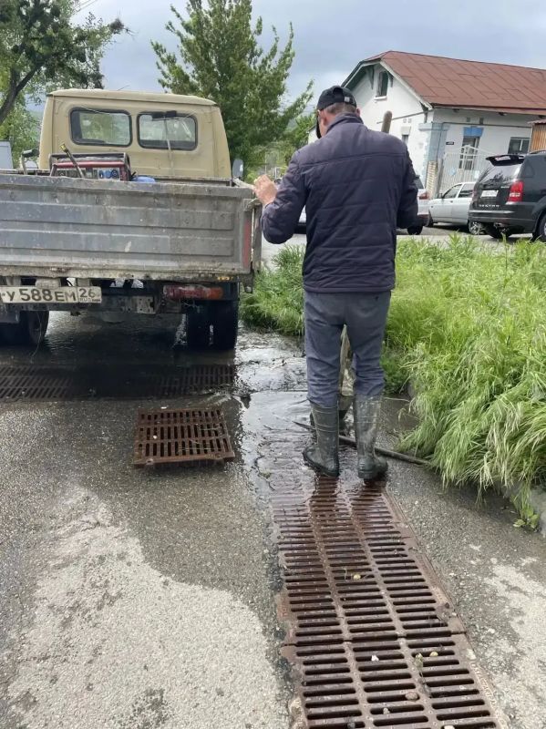 Около 200 рабочих и 88 единиц техники ликвидируют последствия дождя и ветра в Ставрополе Около 200 рабочих и 88 единиц техники ликвидируют последствия дождя и ветра в Ставрополе