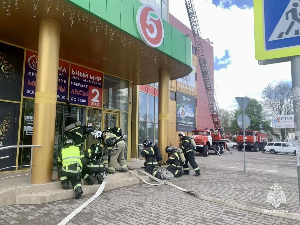 Огнеборцы МЧС Ставрополья оттачивают навыки тушения в торговом центре Огнеборцы МЧС Ставрополья оттачивают навыки тушения в торговом центре