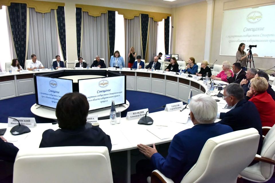 Параллельно занятиям в Центре знаний «Машук» в Пятигорском государственном университете прошло совещание с экспертным сообществом Ставропольского края Параллельно занятиям в Центре знаний «Машук» в Пятигорском государственном университете прошло совещание с экспертным сообществом Ставропольского края