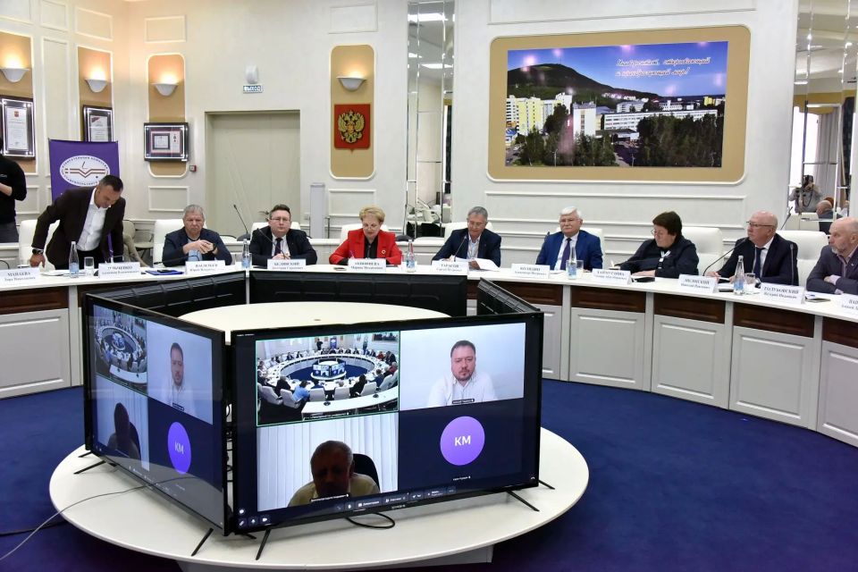 Параллельно занятиям в Центре знаний «Машук» в Пятигорском государственном университете прошло совещание с экспертным сообществом Ставропольского края Параллельно занятиям в Центре знаний «Машук» в Пятигорском государственном университете прошло совещание с экспертным сообществом Ставропольского края
