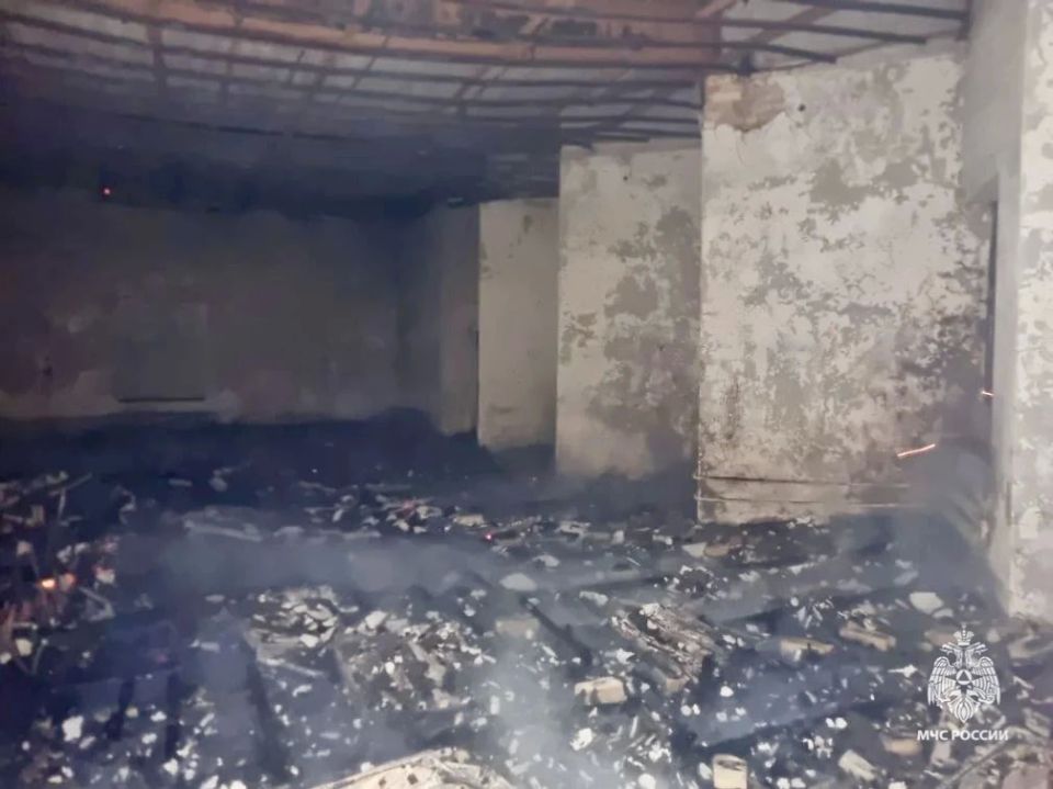 #ПожарныеСутки26. Заброшенное здание горело ночью в Минводах Накануне вечером огнеборцы МЧС Ставрополья ликвидировали возгорание на улице Желатиновой в городе Минеральные Воды #ПожарныеСутки26. Заброшенное здание горело ночью в Минводах Накануне вечером огнеборцы МЧС Ставрополья ликвидировали возгорание на улице Желатиновой в городе Минеральные Воды