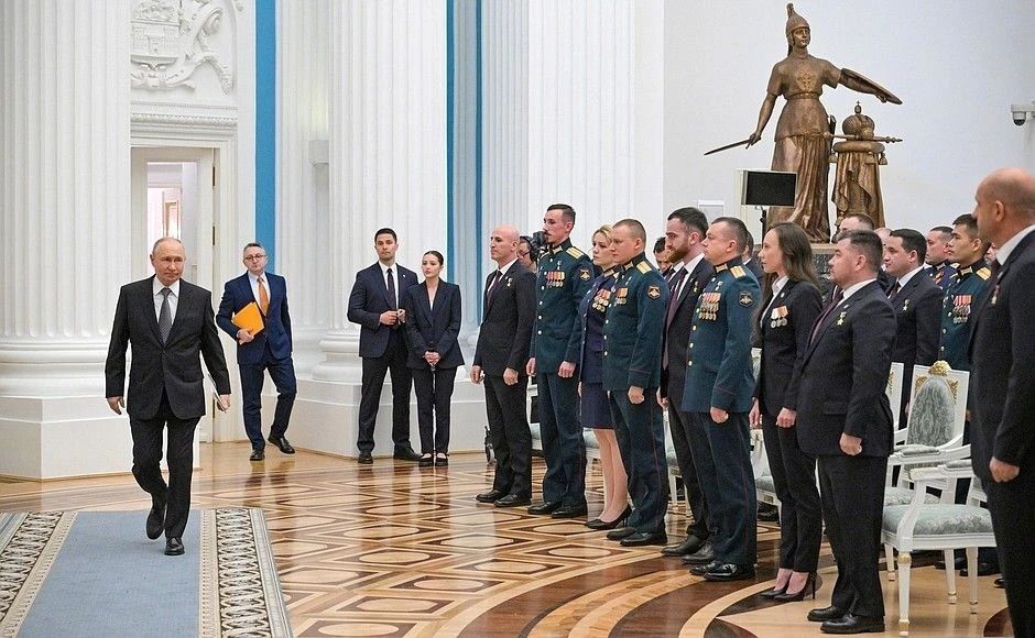 Президент Владимир Путин провёл встречу с выпускниками программы «Время героев» Президент Владимир Путин провёл встречу с выпускниками программы «Время героев»