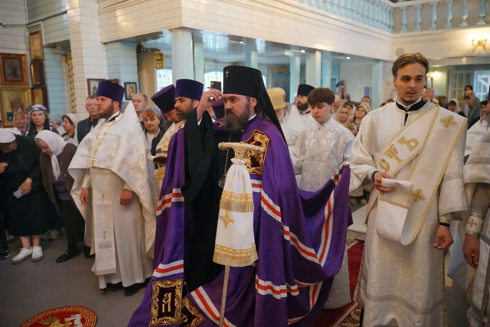 В Храме Николая Чудотворца в Ессентуках открылась выставка юных художников студии «Красота Божьего мира» В Храме Николая Чудотворца в Ессентуках открылась выставка юных художников студии «Красота Божьего мира»