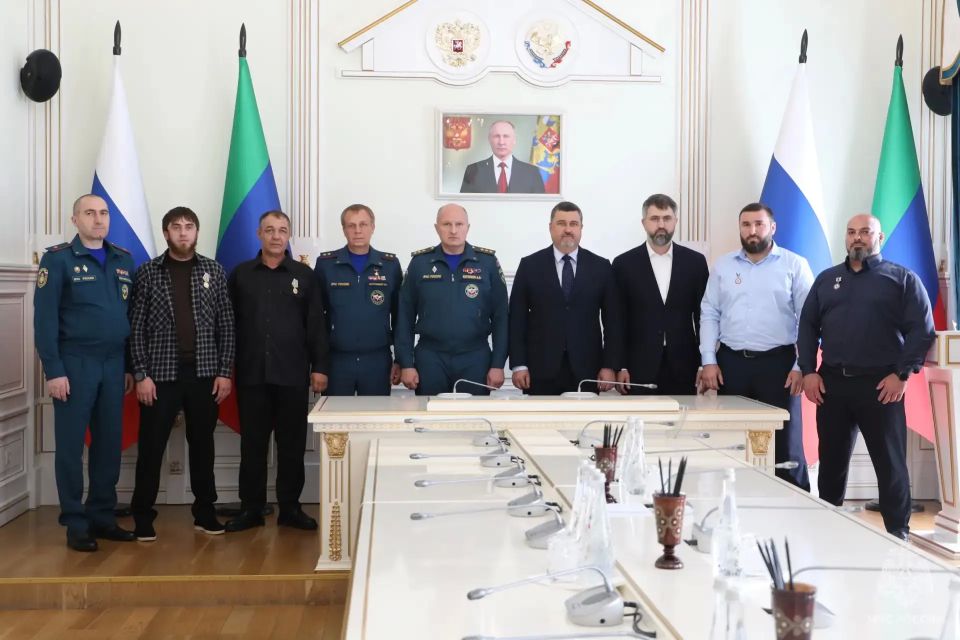 Глава МЧС наградил жителей Дагестана и Чечни за мужество и отвагу Глава МЧС наградил жителей Дагестана и Чечни за мужество и отвагу