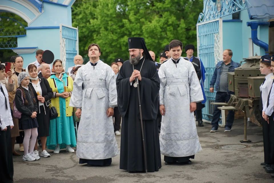 В Храме Николая Чудотворца в Ессентуках открылась выставка юных художников студии «Красота Божьего мира» В Храме Николая Чудотворца в Ессентуках открылась выставка юных художников студии «Красота Божьего мира»