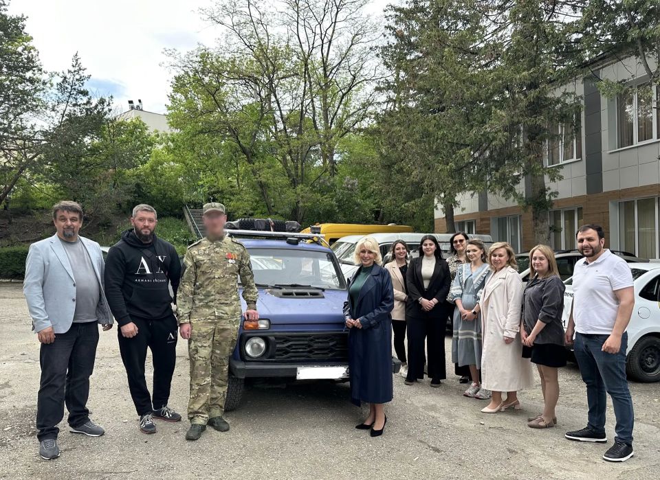 Автомобиль ВАЗ-21213 ‘’Нива’’ передали нашему земляку с позывным "Мирный" сотрудники Управления Образования Кисловодска Автомобиль ВАЗ-21213 ‘’Нива’’ передали нашему земляку с позывным "Мирный" сотрудники Управления Образования Кисловодска