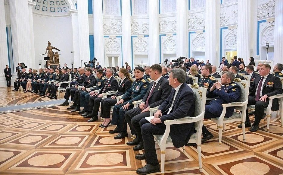 Президент Владимир Путин провёл встречу с выпускниками программы «Время героев» Президент Владимир Путин провёл встречу с выпускниками программы «Время героев»