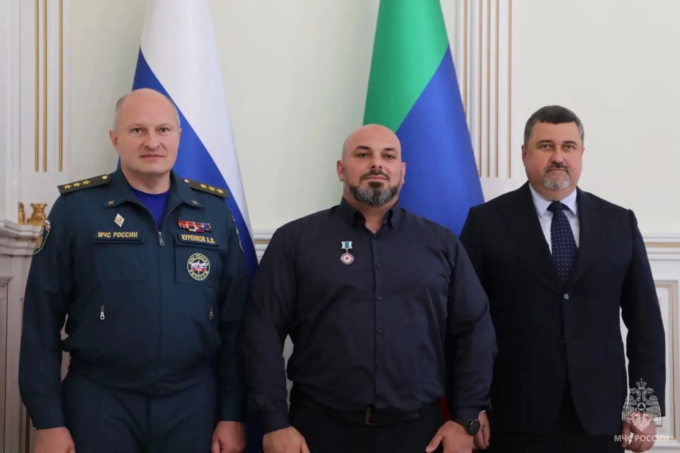 Глава МЧС наградил жителей Дагестана и Чечни за мужество и отвагу Глава МЧС наградил жителей Дагестана и Чечни за мужество и отвагу
