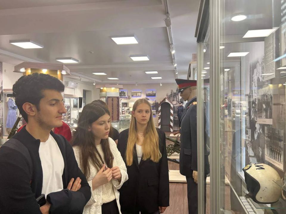 В Музее истории органов внутренних дел Ставрополья прошла экскурсия для учеников Специализированного учебного научного центра при СКФУ В Музее истории органов внутренних дел Ставрополья прошла экскурсия для учеников Специализированного учебного научного центра при СКФУ