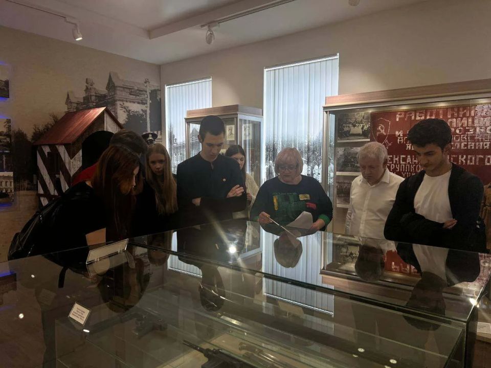 В Музее истории органов внутренних дел Ставрополья прошла экскурсия для учеников Специализированного учебного научного центра при СКФУ В Музее истории органов внутренних дел Ставрополья прошла экскурсия для учеников Специализированного учебного научного центра при СКФУ
