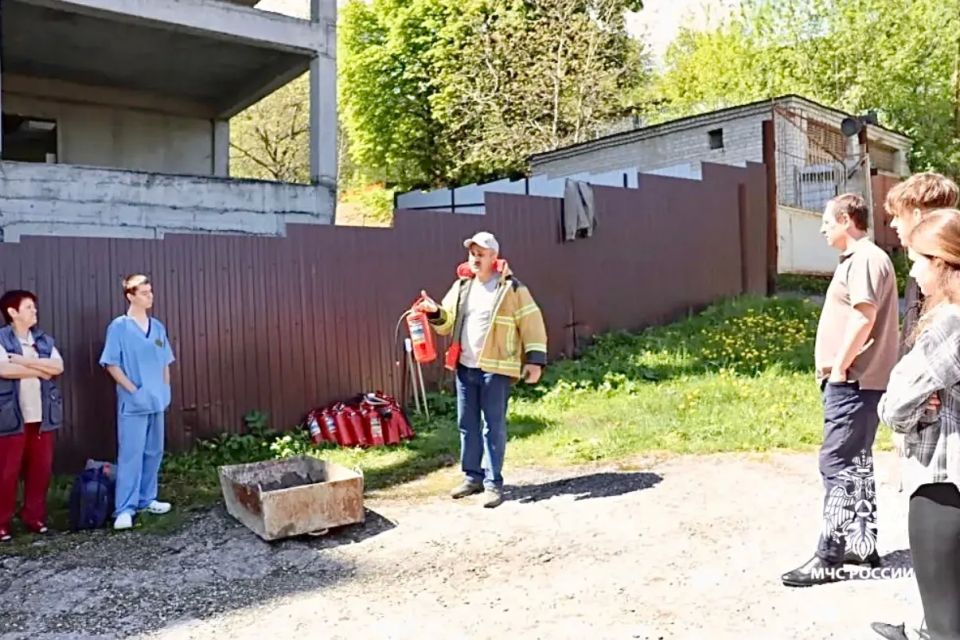 Сотрудники МЧС Ставрополья уделяют особое внимание безопасности на социально значимом объекте Сотрудники МЧС Ставрополья уделяют особое внимание безопасности на социально значимом объекте