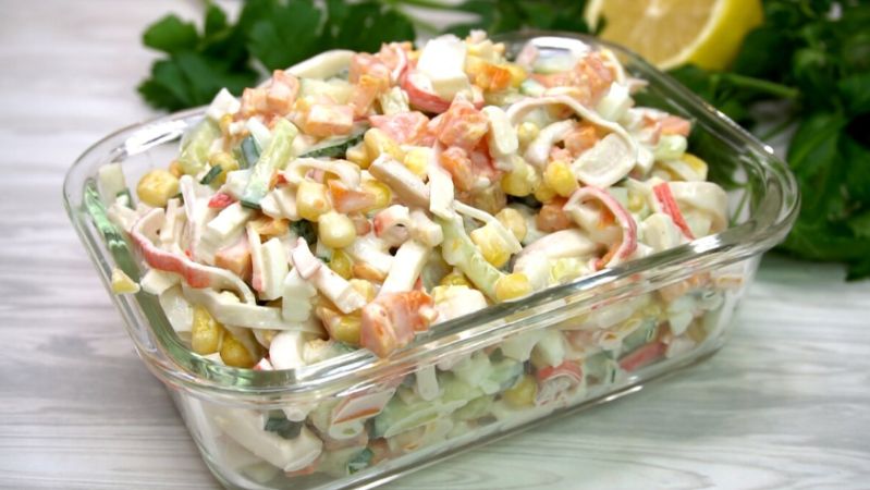 Три простых и быстрых салата с крабовыми палочками: вдохновение для вашего стола