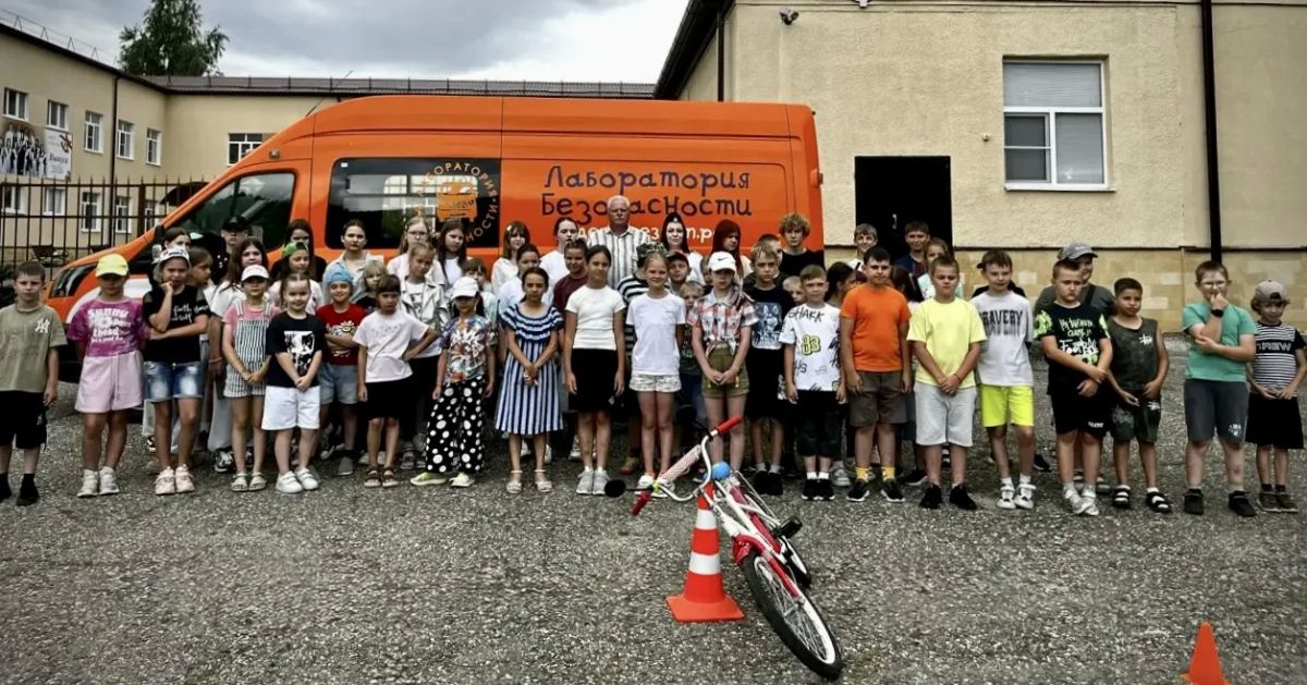 С помощью мобильного комплекса «Лаборатория безопасности» на Ставрополье продолжается обучение детей безопасному поведению в городской среде С помощью мобильного комплекса «Лаборатория безопасности» на Ставрополье продолжается обучение детей безопасному поведению в городской среде