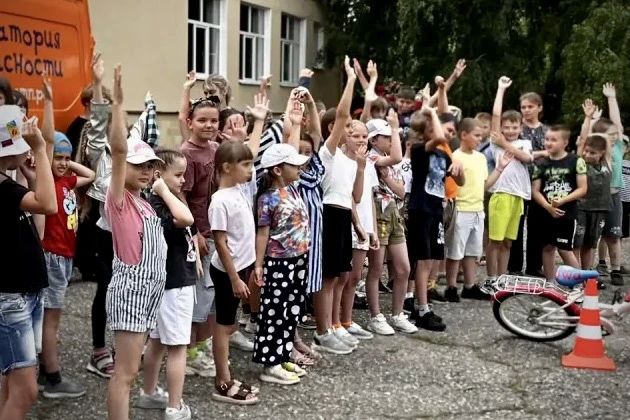 С помощью мобильного комплекса «Лаборатория безопасности» на Ставрополье продолжается обучение детей безопасному поведению в городской среде С помощью мобильного комплекса «Лаборатория безопасности» на Ставрополье продолжается обучение детей безопасному поведению в городской среде