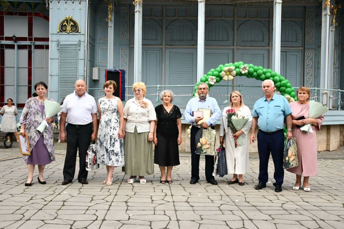 Лето, парк Цветник, ромашковое море и ангелы, к которым можно прикоснуться Лето, парк Цветник, ромашковое море и ангелы, к которым можно прикоснуться