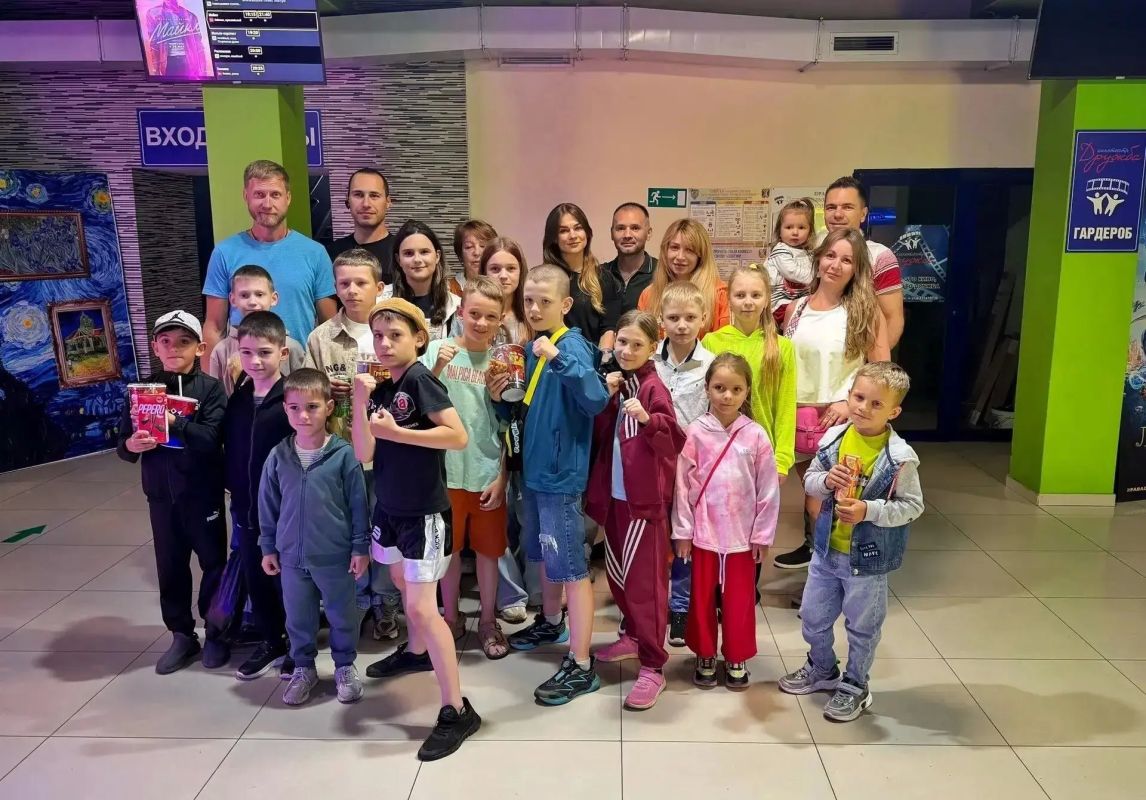 Спортсмены клуба кикбоксинга «Чемпион» г. Ессентуки вместе с руководителем филиала РСБИ Ставропольского края Зурабом Фарояном посетили премьеру семейного экшена «Малыш-каратист», в съемках которого они принимали участие! Спортсмены клуба кикбоксинга «Чемпион» г. Ессентуки вместе с руководителем филиала РСБИ Ставропольского края Зурабом Фарояном посетили премьеру семейного экшена «Малыш-каратист», в съемках которого они принимали участие!