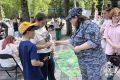 В Ставрополе росгвардейцы провели акцию «Ромашки на счастье» в парке Победы