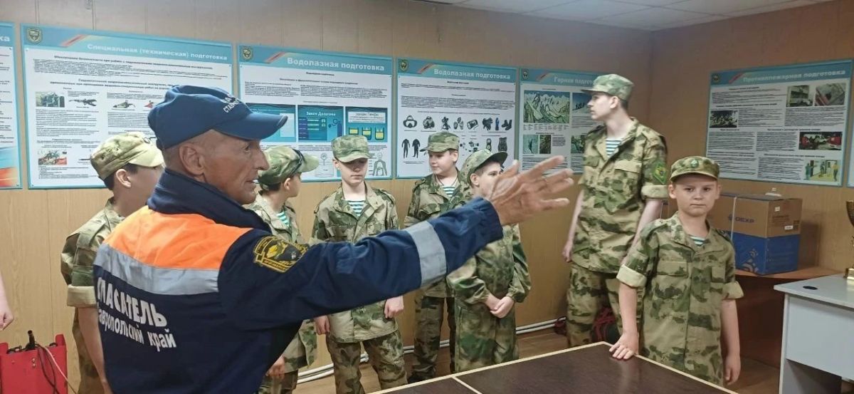 Алиса. Спасатели ПАСС СК провели полезные занятия для детей! В Ессентуках более 100 ребят из летнего лагеря и педагогов познакомили с профессией спасателя Алиса. Спасатели ПАСС СК провели полезные занятия для детей! В Ессентуках более 100 ребят из летнего лагеря и педагогов познакомили с профессией спасателя