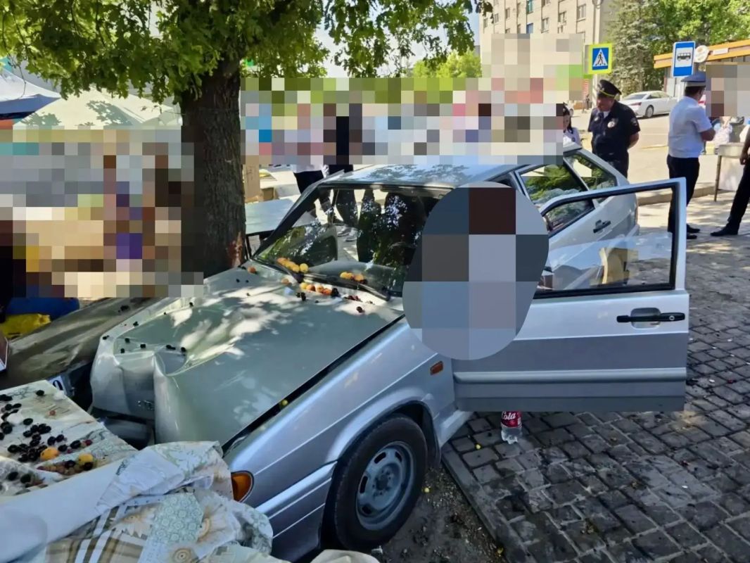 Водитель съехал с дороги в Георгиевском округе, врезался в авто, торговую палатку и погиб Водитель съехал с дороги в Георгиевском округе, врезался в авто, торговую палатку и погиб